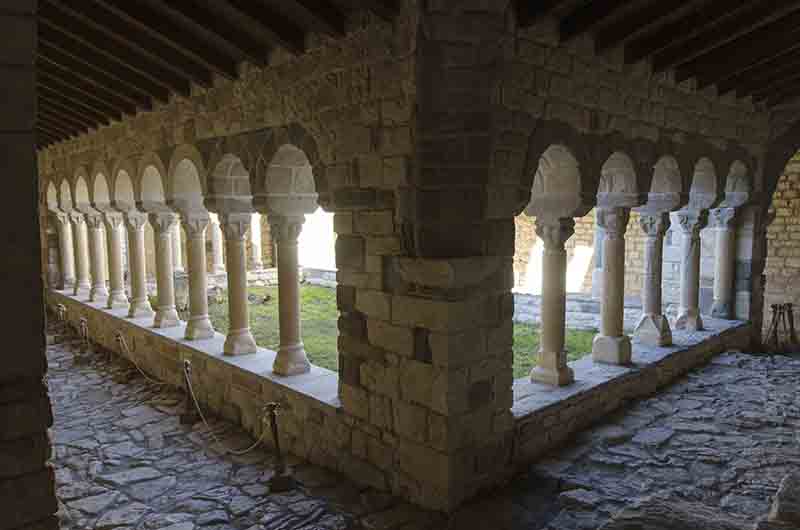Lleida - Castell de Mur - colegiata de Santa Maria de Mur 7.jpg